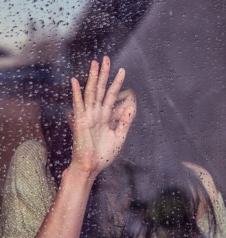 Rapariga à janela triste
